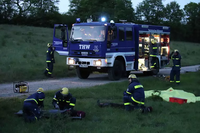 THW-Helfer vor einem GKW bei der Bonnland-Übung.