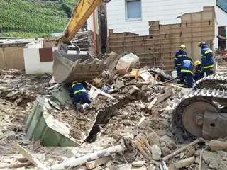 THW-Helfer mit einem Bagger beim Einsatz im Ahrtal.